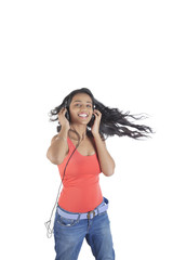 Naklejka premium Portrait of a woman with headphones enjoying