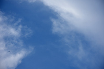 青空と雲の向こうに霞んで見える飛行機雲と飛行機「空想・雲のモンスターたち」二つの未来、未来の可能性はひとつではない、選択肢、幾つもの成功、旅行ブームなどのイメージ