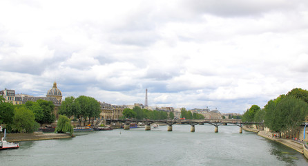 Obraz premium View of Paris along the seine river.