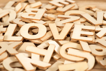 Das Wort Liebe aus Holzbuchstaben