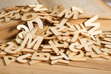 Ein altes Buch und Holz Buchstaben