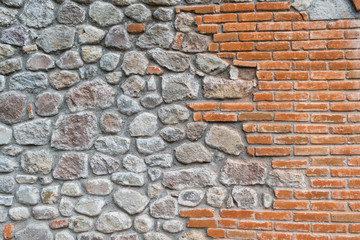 Muro desgastado de ladrillo y piedra