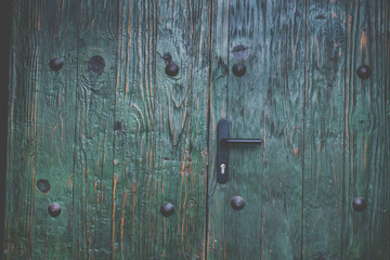 Puerta de madera verde con cerrojo moderno