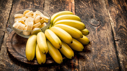 bunch of banana slices in a bowl.