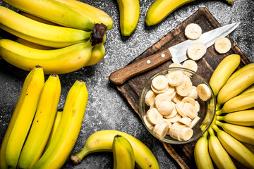 Fresh bananas with pieces of sliced bananas in a bowl.