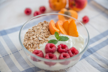 Joghurt mit Müsli und Beeren 
