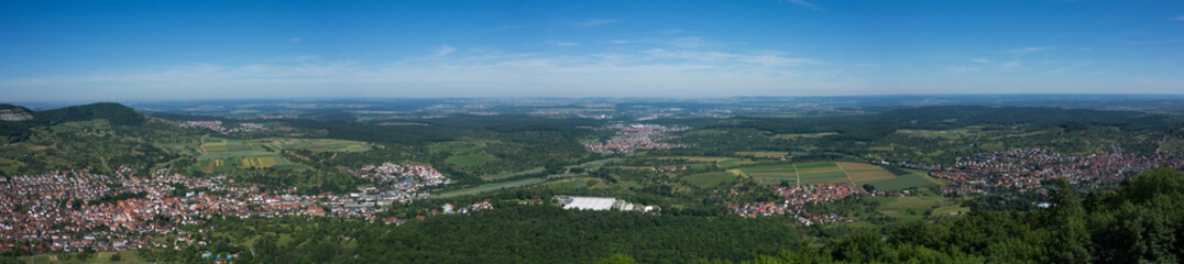 Fototapeta na wymiar Aussicht von der Burg Hohenneuffen an einem Sommertag mit blauem Himmel