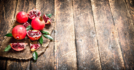 Obraz na płótnie Canvas Ripe pomegranates on a cutting Board.