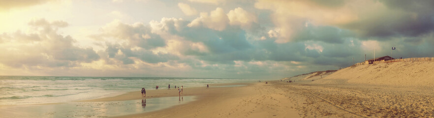 Nuages et coucher de soleil sur les bords de plages de l'océan