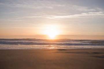 Fototapeta na wymiar Nuages et coucher de soleil sur les bords de plages de l'océan