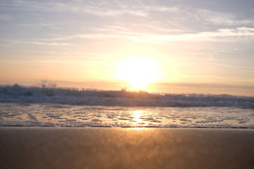 Nuages et coucher de soleil sur les bords de plages de l'océan