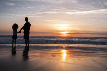 Nuages et coucher de soleil sur les bords de plages de l'océan