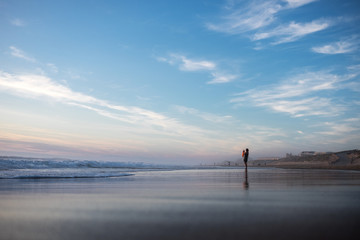 Nuages et coucher de soleil sur les bords de plages de l'océan