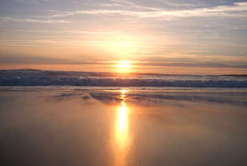 Nuages et coucher de soleil sur les bords de plages de l'océan