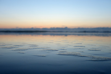 coucher de soleil sur la mer bleue calme