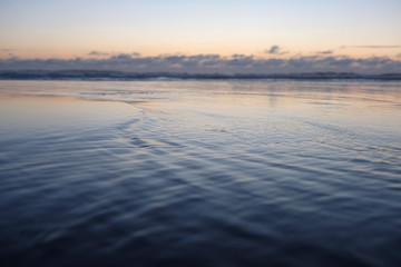 coucher de soleil sur la mer bleue calme