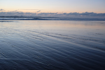 coucher de soleil sur la mer bleue calme