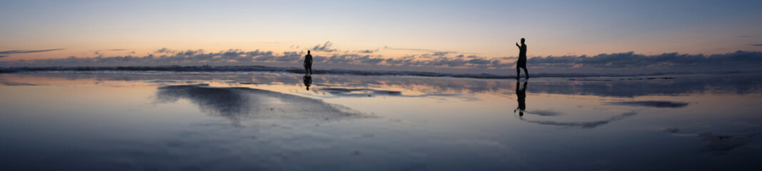 Nuages et coucher de soleil sur les bords de plages de l'océan