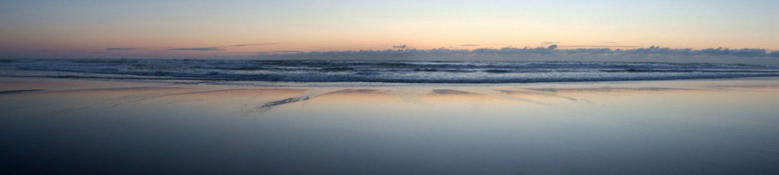 Nuages et coucher de soleil sur les bords de plages de l'océan