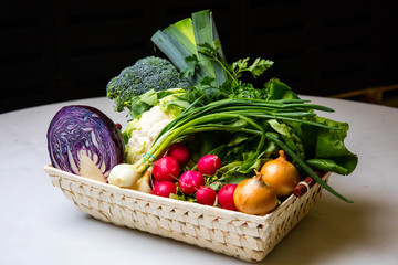 Kosz z owocami i warzywami