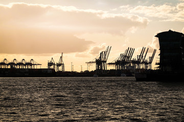 Fototapeta na wymiar Sunset over the Hamburg harbor