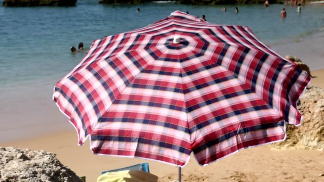 parasol sur la plage ensoleill&eacute;e