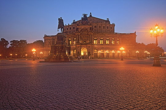 Dresden Semperoper am Abend
