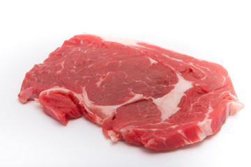 Costata di manzo cruda su sfondo bianco
