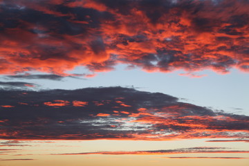 Sonnenuntergang mit Regenwolken