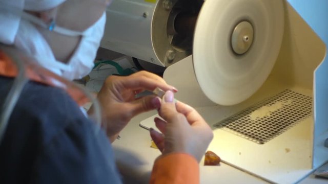 Master crafts amber for making jewelry