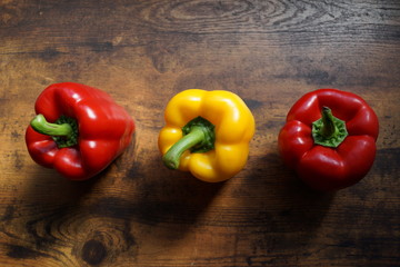 パプリカ　カラーピーマン　グリーンペッパー　サラダ　野菜　ベジタブル　ビタミン　赤　黄