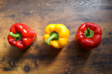 パプリカ　カラーピーマン　グリーンペッパー　サラダ　野菜　ベジタブル　ビタミン　赤　黄