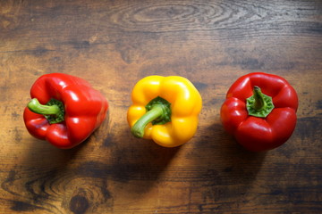 パプリカ　カラーピーマン　グリーンペッパー　サラダ　野菜　ベジタブル　ビタミン　赤　黄