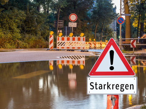 Achtung Starkregen Schild in Deutschland