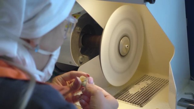 Master crafts amber for making jewelry