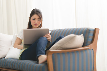 Fototapeta premium エプロン姿の女性・PC
