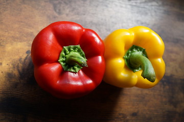 パプリカ　カラーピーマン　グリーンペッパー　サラダ　野菜　ベジタブル　ビタミン　赤　黄