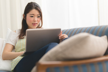 Fototapeta premium エプロン姿の女性・PC