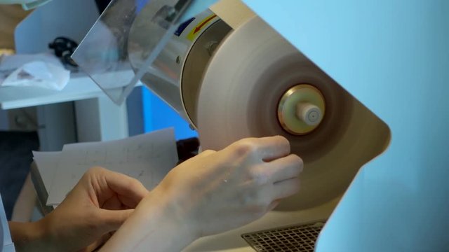 Master crafts amber for making jewelry