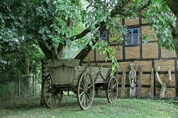 Fototapeta na wymiar Holzwagen auf Bauernhof in Sachsen-Anhalt
