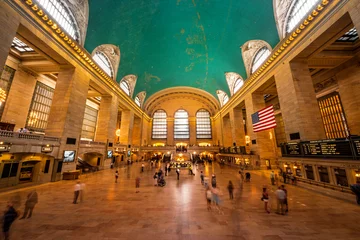 Papier Peint photo autocollant Gare Vue intérieure du hall principal de la gare Grand Central Terminal avec de nombreux peuples en mouvement. Photo du grand hall principal de la gare ferroviaire historique.