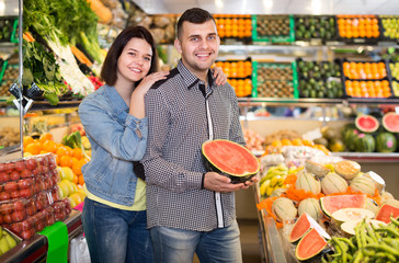 Obraz premium Couple choosing fruit