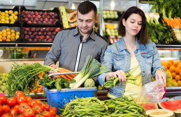 Obraz premium Couple choosing vegetables