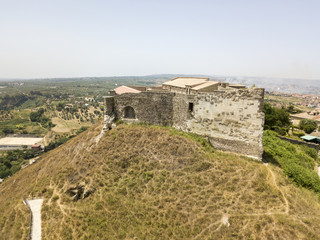 Fototapeta premium Vista aerea del castello Normanno Svevo, Vibo Valentia, Calabria, Italia