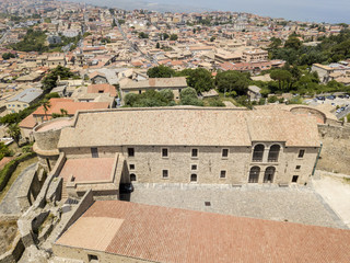 Naklejka premium Vista aerea del castello Normanno Svevo, Vibo Valentia, Calabria, Italia