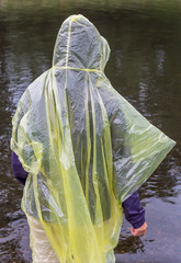 Frau im Regen Unwetter