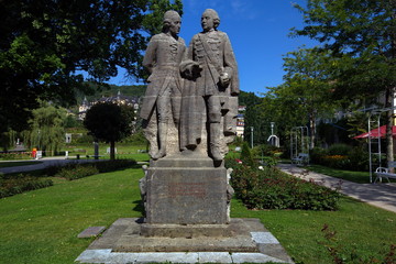Fototapeta na wymiar Denkmal im Rosengarten