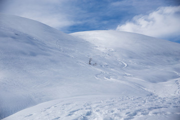 Fototapeta na wymiar Schneebedeckter Berggipfel in den Dolomiten mit Spuren im Schnee