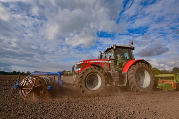Ackerbau - roter Traktor bei der Herbsteinsaat © Countrypixel