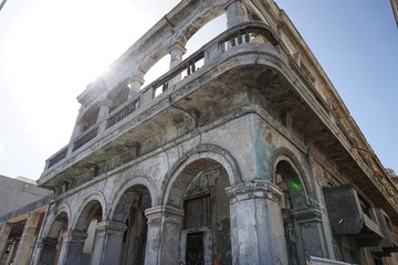 baufälliges Haus, Hauseingang in Havanna auf Kuba, Karibik